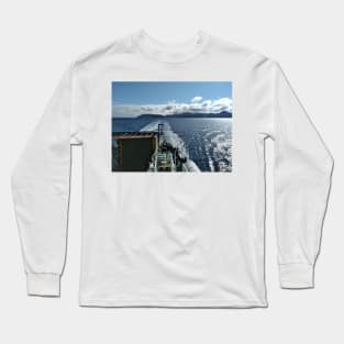 The CalMac ferry 'Catriona' leaves the Isle of Arran. Scotland Long Sleeve T-Shirt